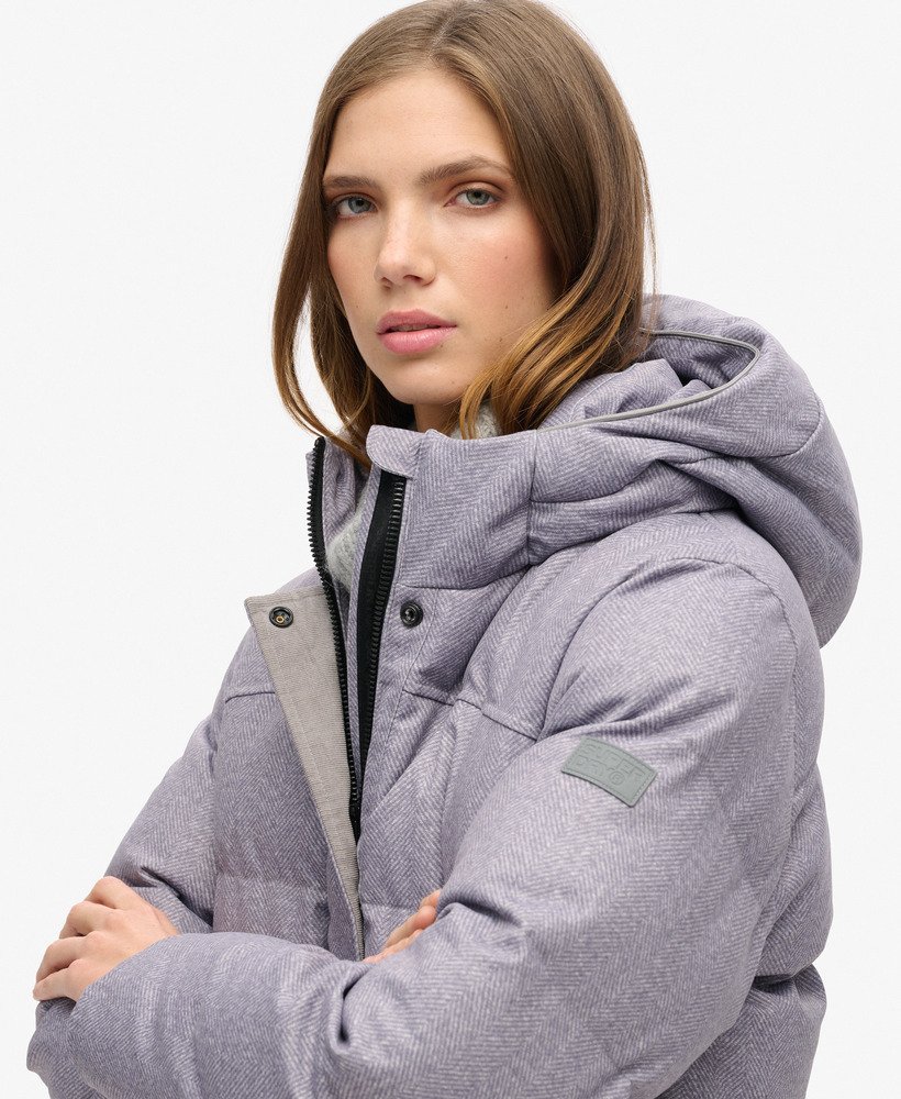 casaco puffer comprido em tweed na cor cinza mesclado.