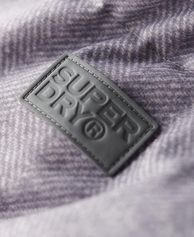 casaco puffer comprido em tweed na cor cinza mesclado.
