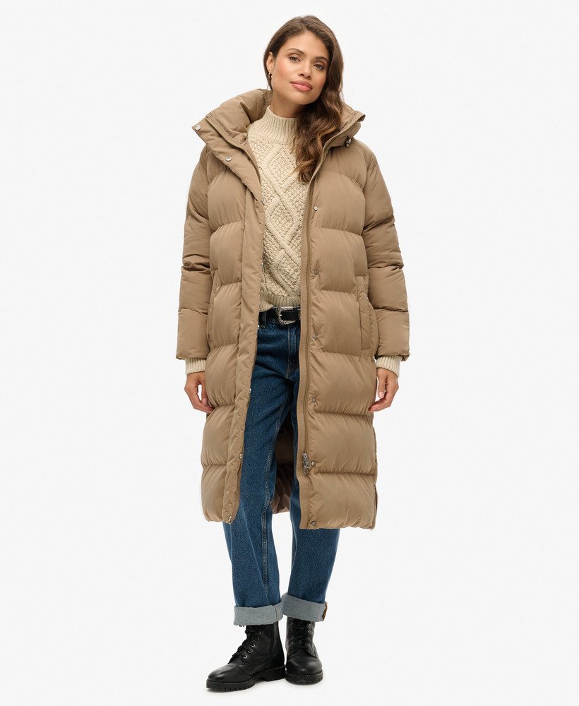 casaco puffer longo com capuz na cor marrom fóssil