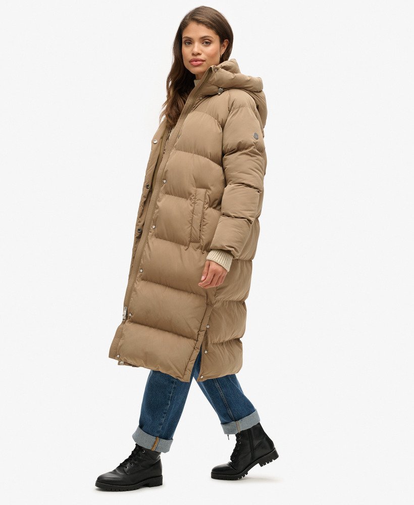 casaco puffer longo com capuz na cor marrom fóssil