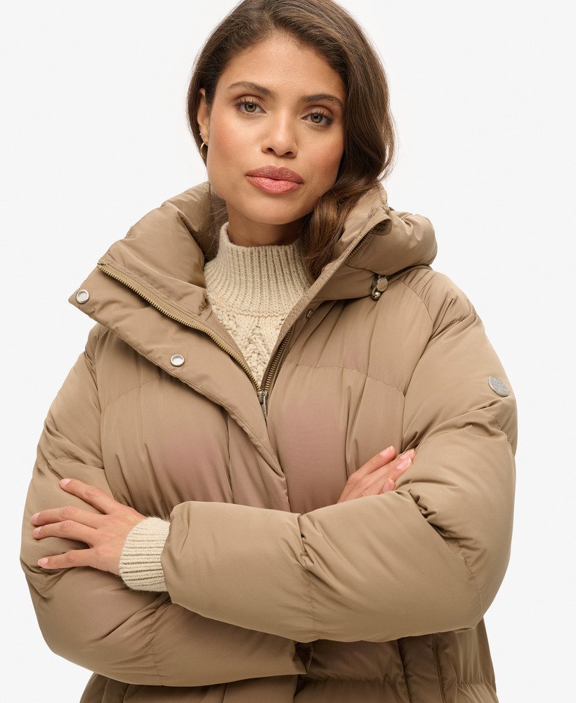 casaco puffer longo com capuz na cor marrom fóssil