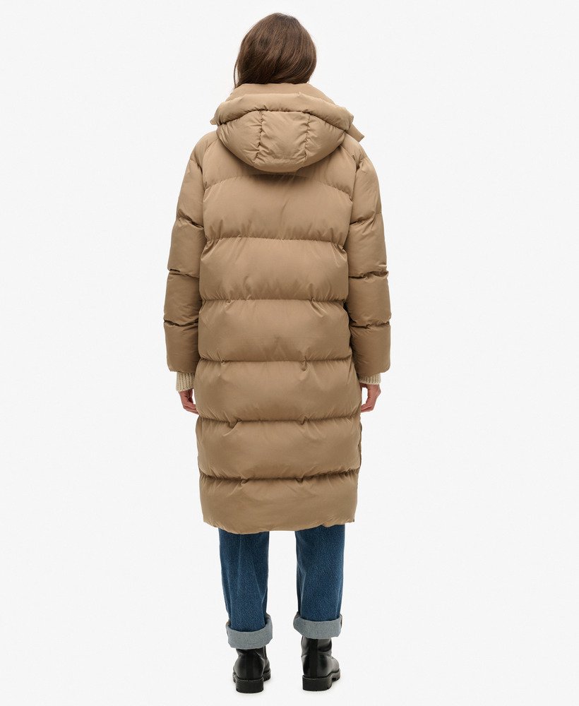 casaco puffer longo com capuz na cor marrom fóssil