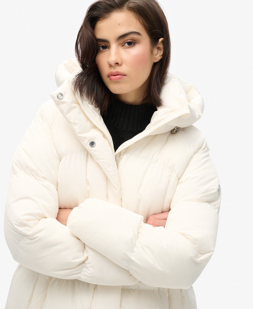 casaco puffer longo com capuz na cor branco estrela