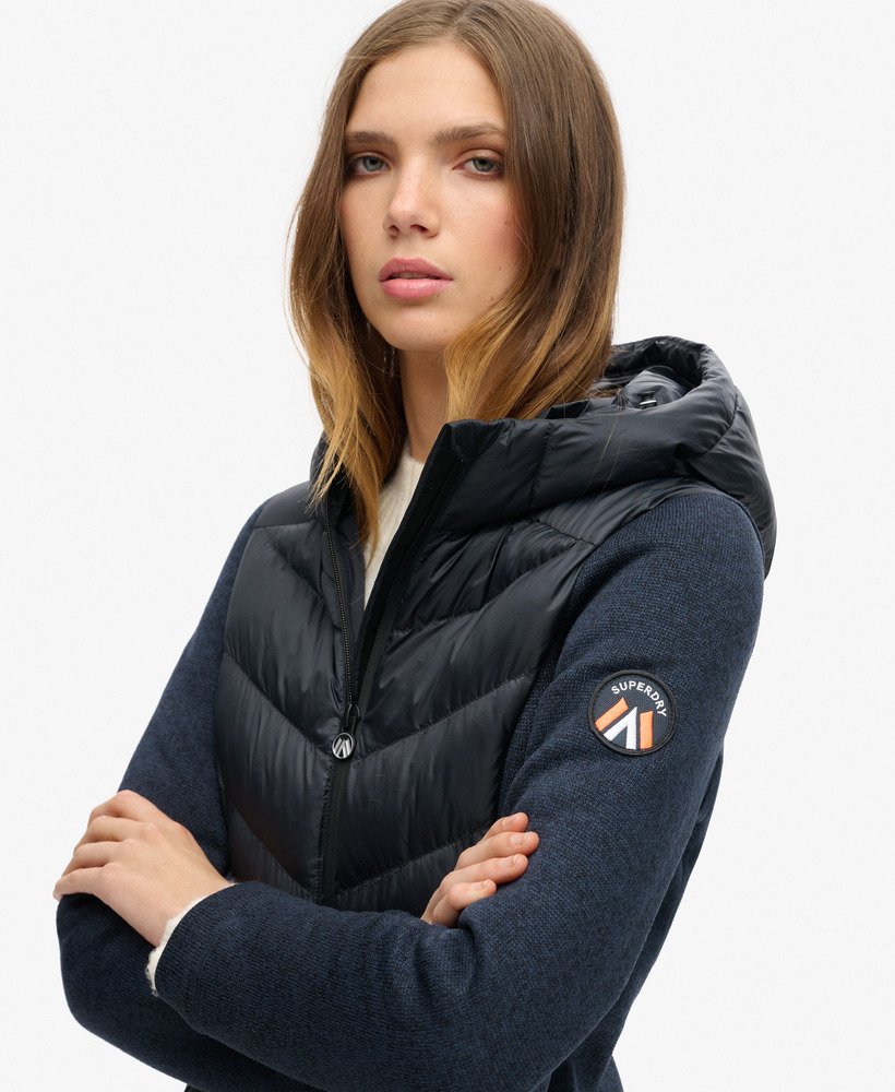 jaqueta híbrida storm knit com capuz na cor azul marinho eclipse