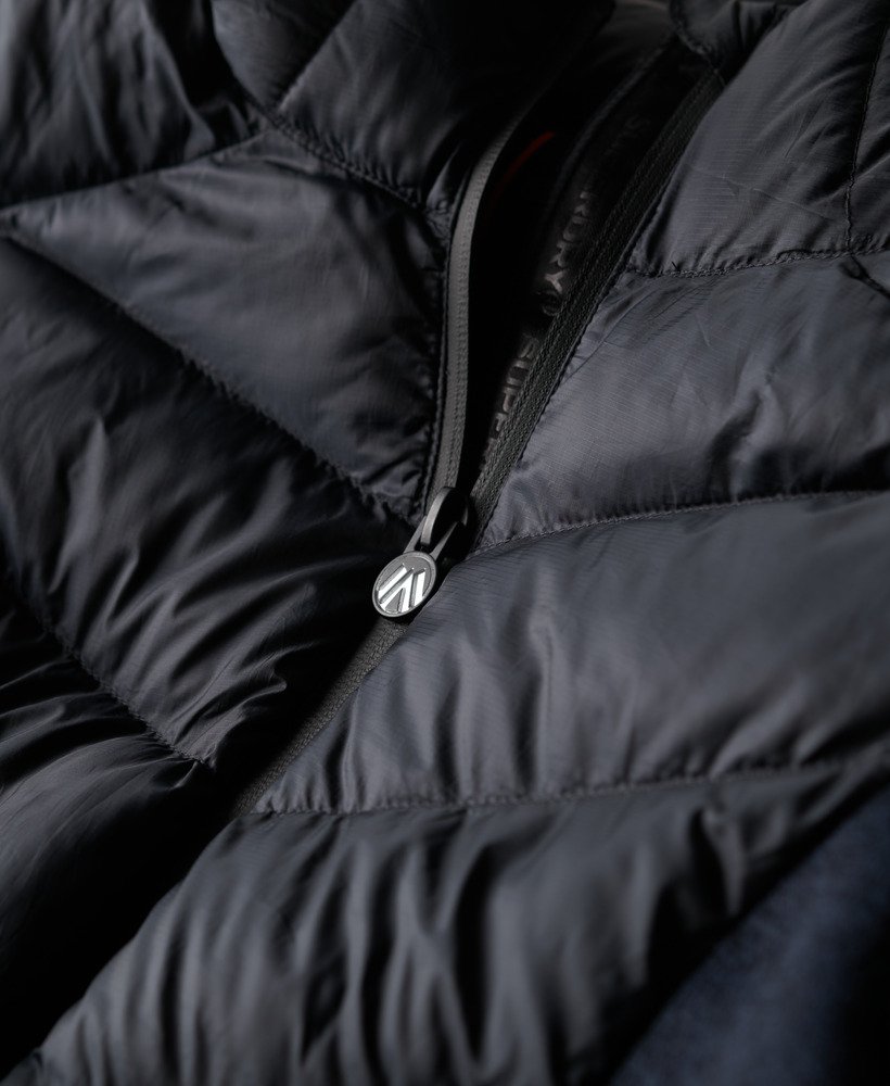 jaqueta híbrida storm knit com capuz na cor azul marinho eclipse