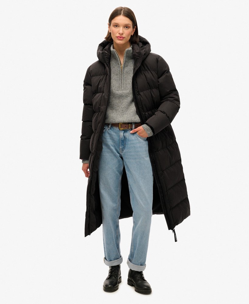 casaco puffer longo de microfibra na cor preta.