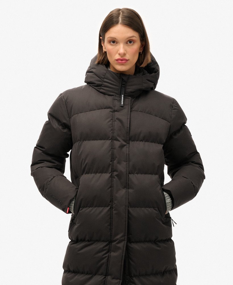 casaco puffer longo de microfibra na cor preta.