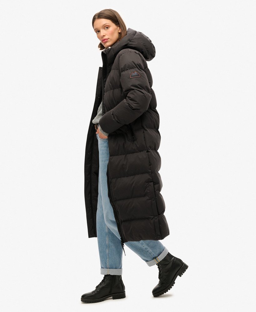 casaco puffer longo de microfibra na cor preta.