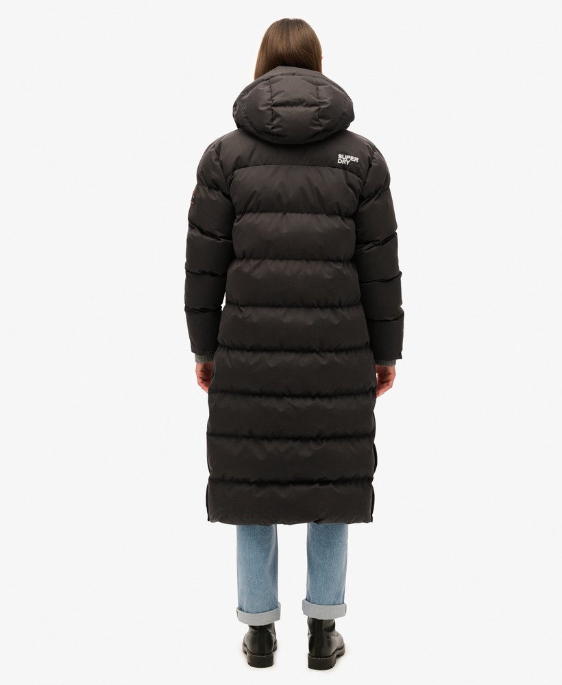 casaco puffer longo de microfibra na cor preta.