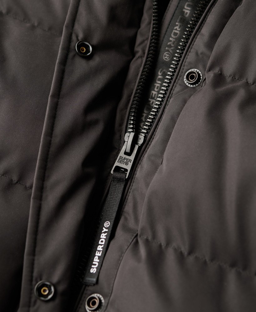 casaco puffer longo de microfibra na cor preta.