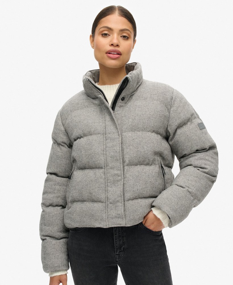 jaqueta puffer boxy de tweed na cor cinza mesclado.