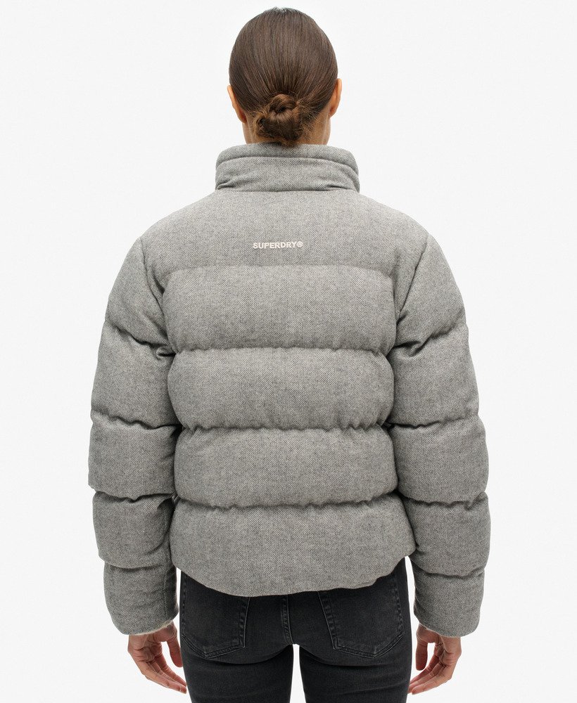 jaqueta puffer boxy de tweed na cor cinza mesclado.