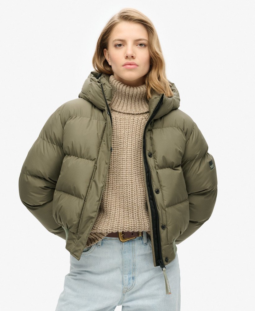 jaqueta bomber esportiva com capuz na cor verde-oliva acinzentado