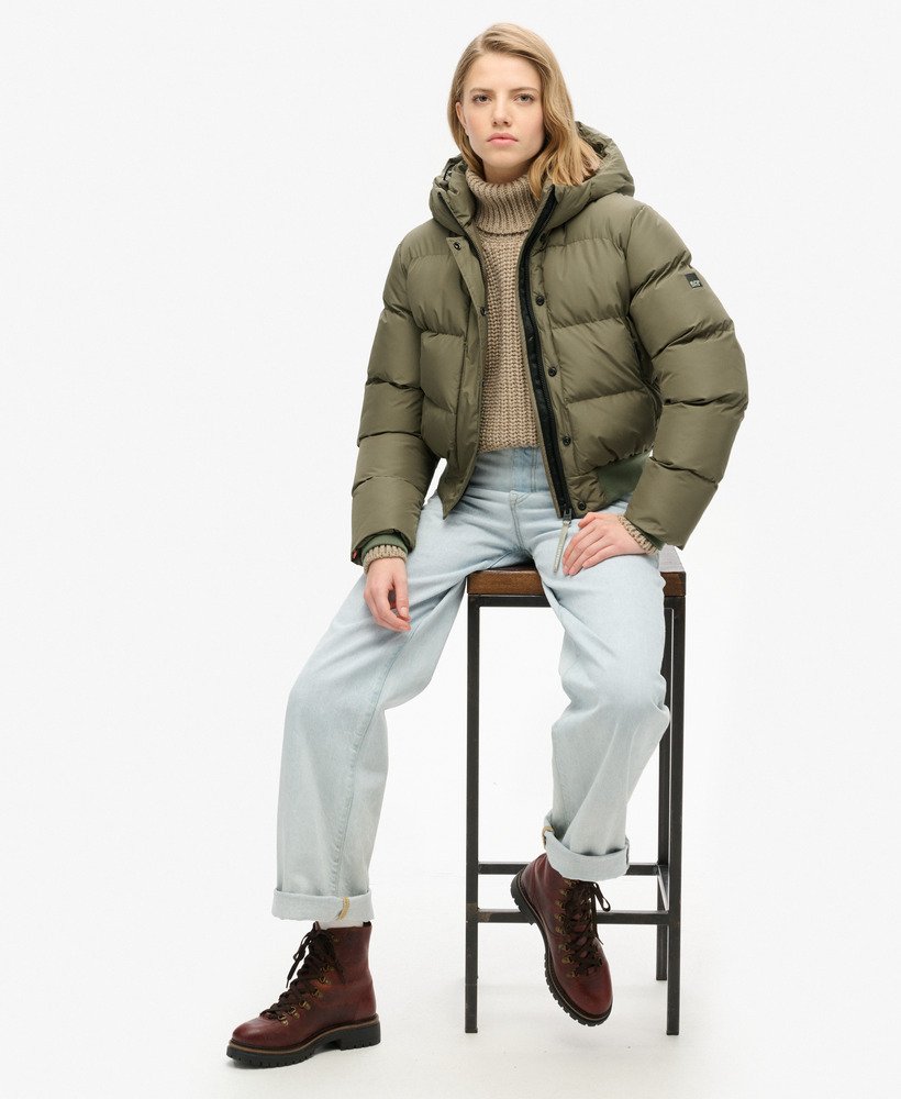 jaqueta bomber esportiva com capuz na cor verde-oliva acinzentado