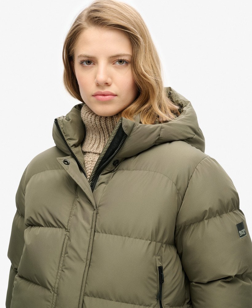 jaqueta bomber esportiva com capuz na cor verde-oliva acinzentado