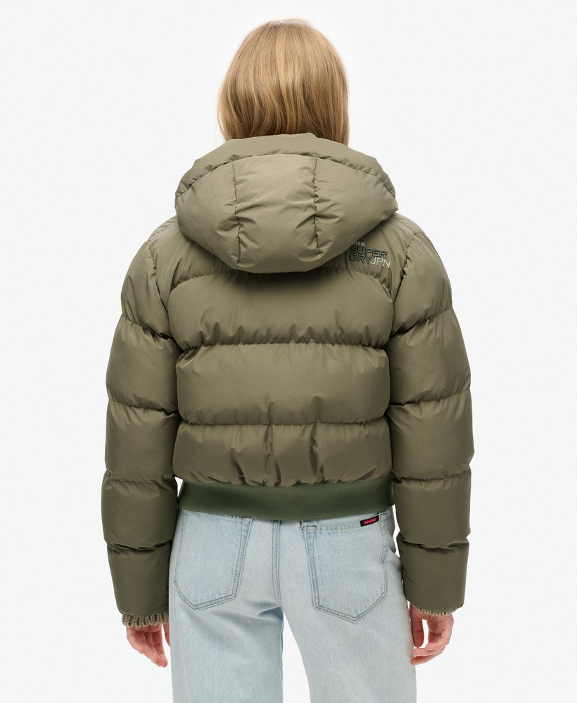 jaqueta bomber esportiva com capuz na cor verde-oliva acinzentado