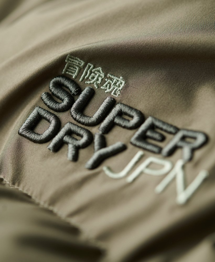 jaqueta bomber esportiva com capuz na cor verde-oliva acinzentado