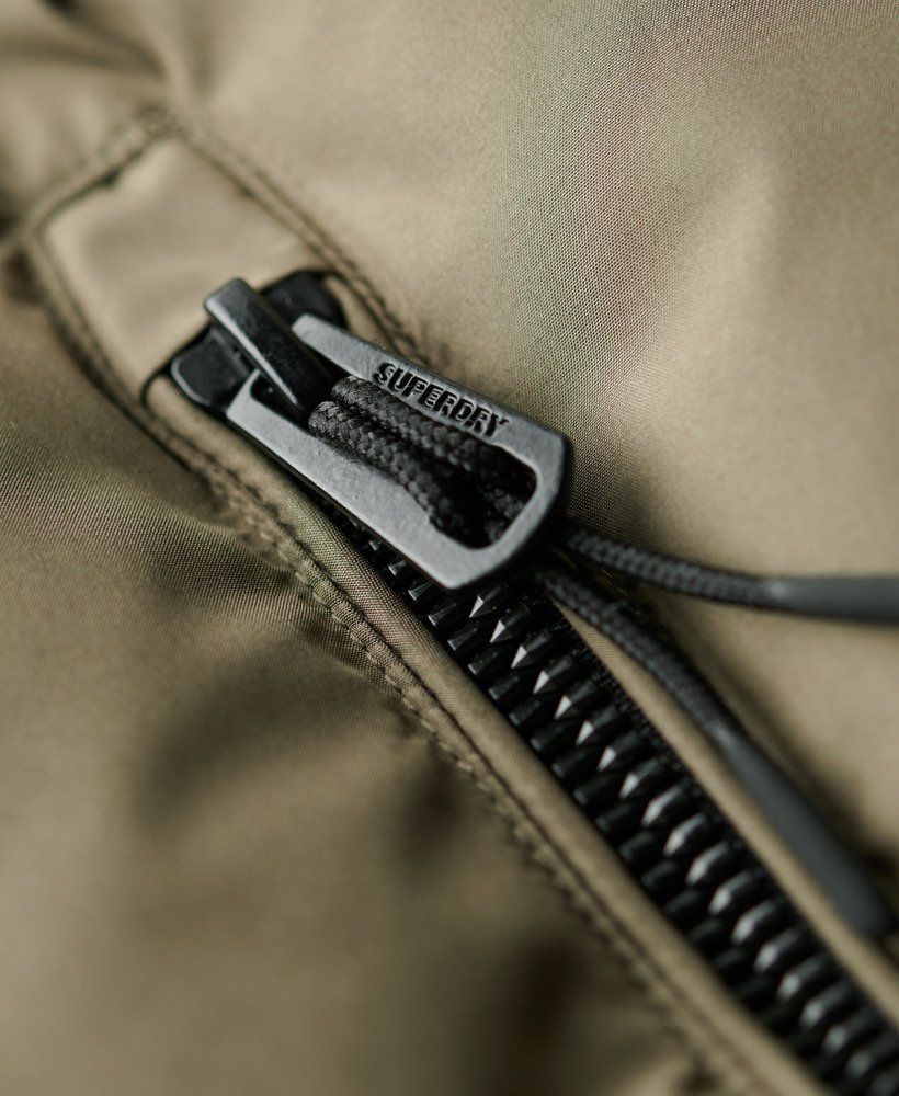 jaqueta bomber esportiva com capuz na cor verde-oliva acinzentado