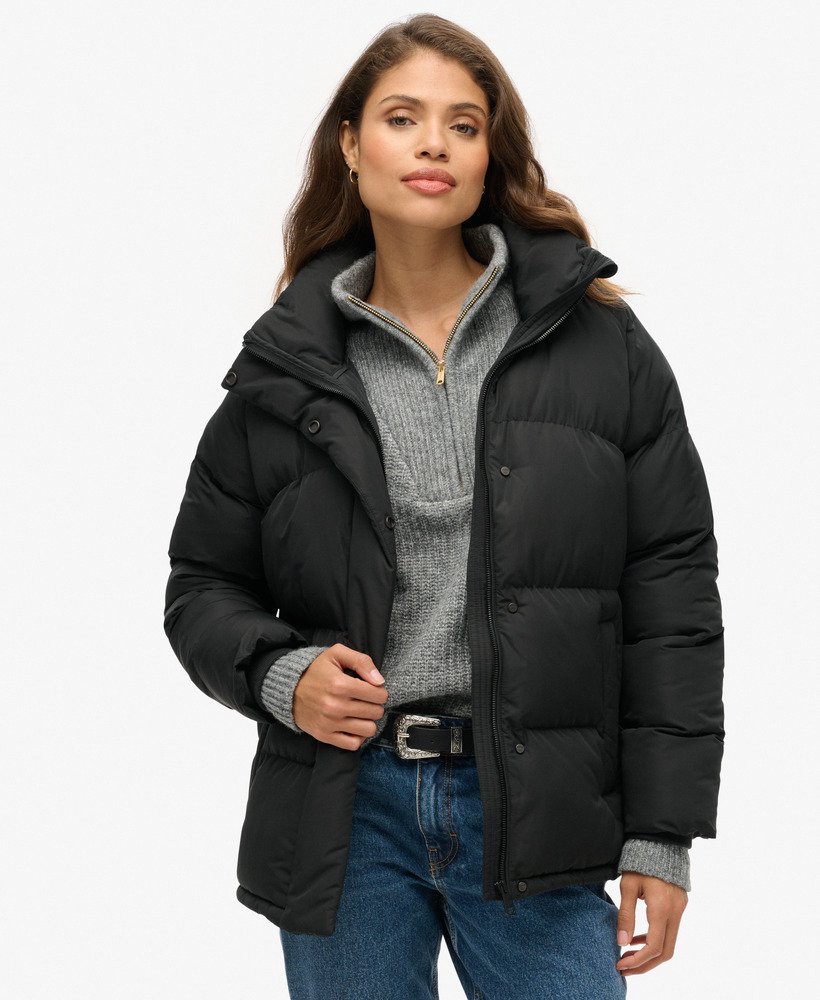 jaqueta puffer de comprimento médio na cor preta.