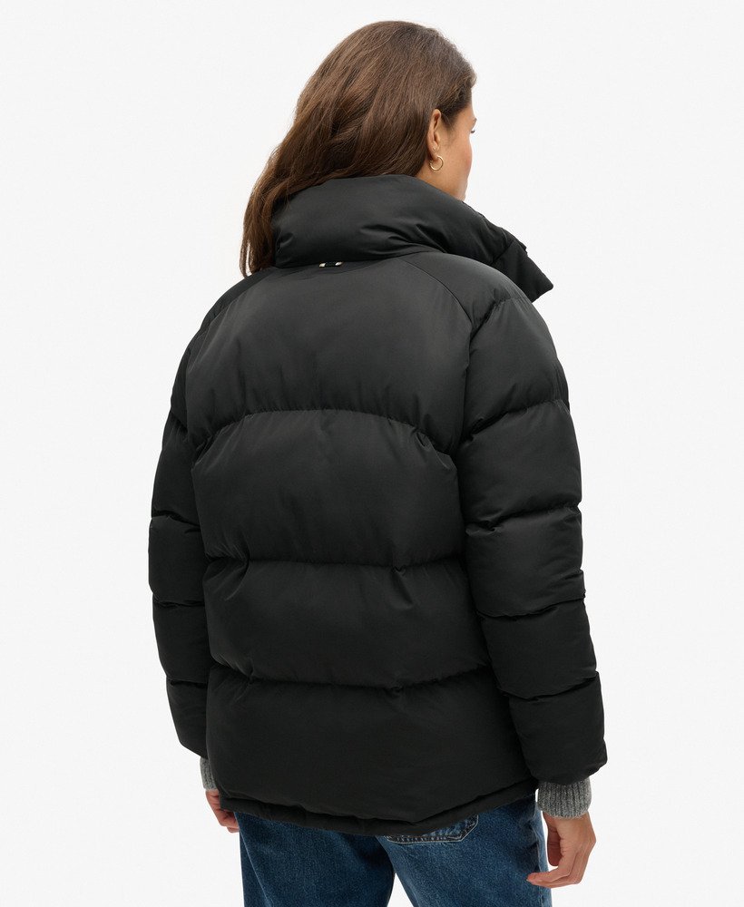 jaqueta puffer de comprimento médio na cor preta.