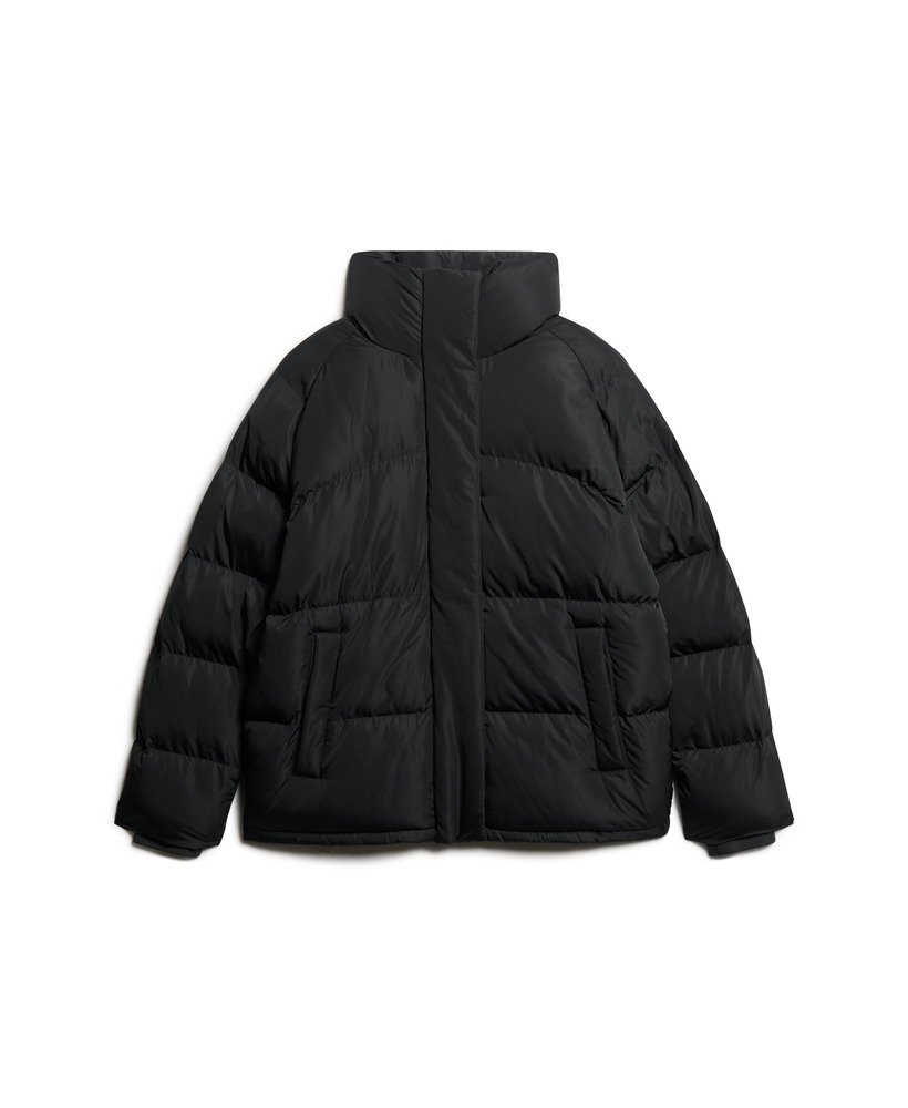 jaqueta puffer de comprimento médio na cor preta.