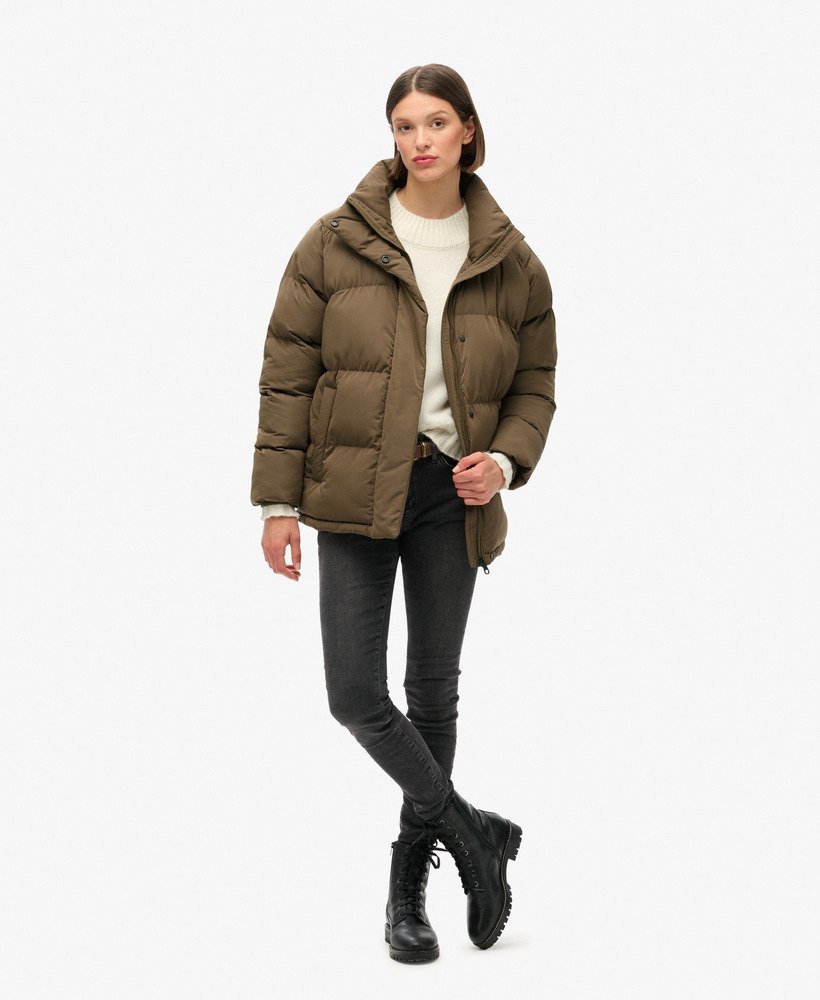 jaqueta puffer de comprimento médio em tom marrom quente.