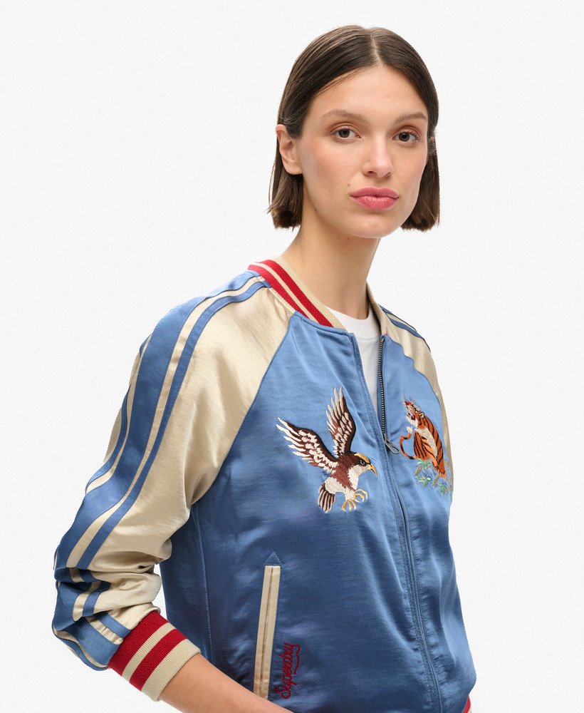 jaqueta bomber bordada sukajan na cor azul wedgewood