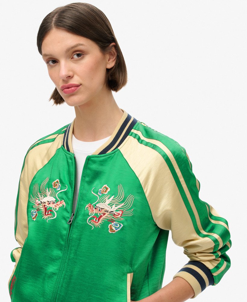 jaqueta bomber bordada sukajan na cor verde boliche.