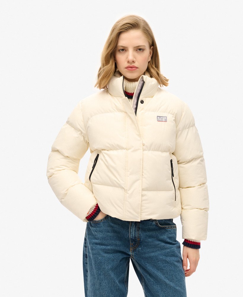 jaqueta esportiva curta puffer na cor off-white.