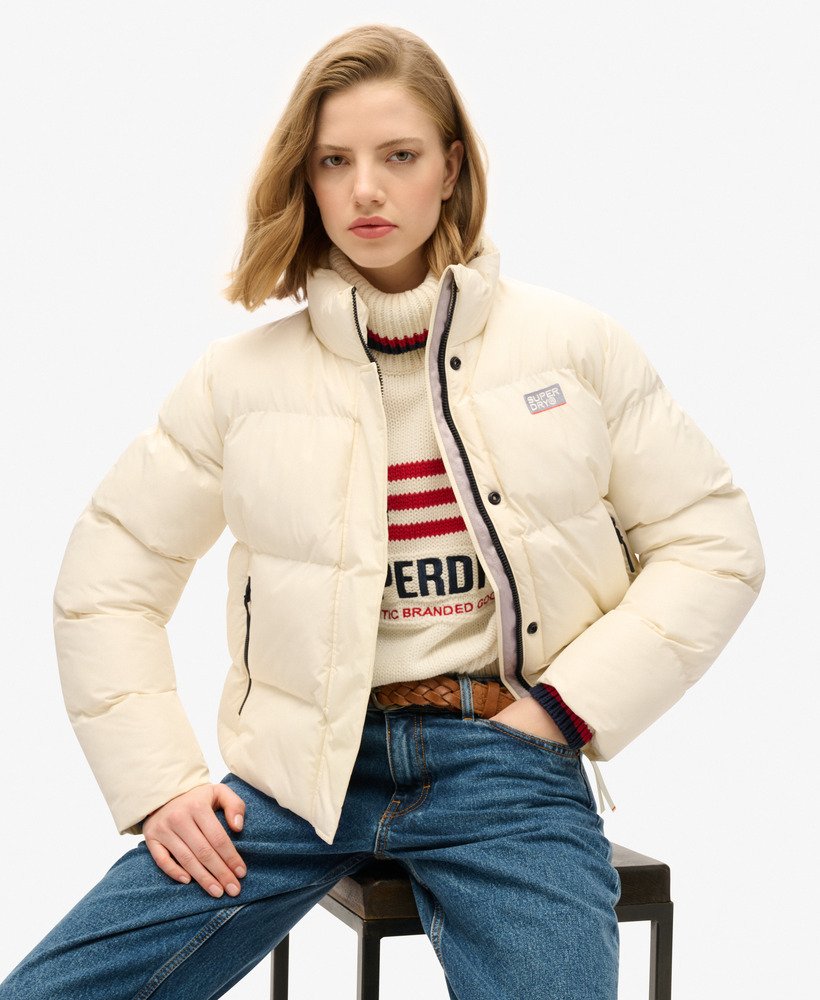 jaqueta esportiva curta puffer na cor off-white.