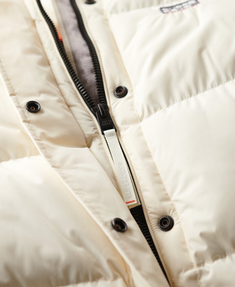 jaqueta esportiva curta puffer na cor off-white.