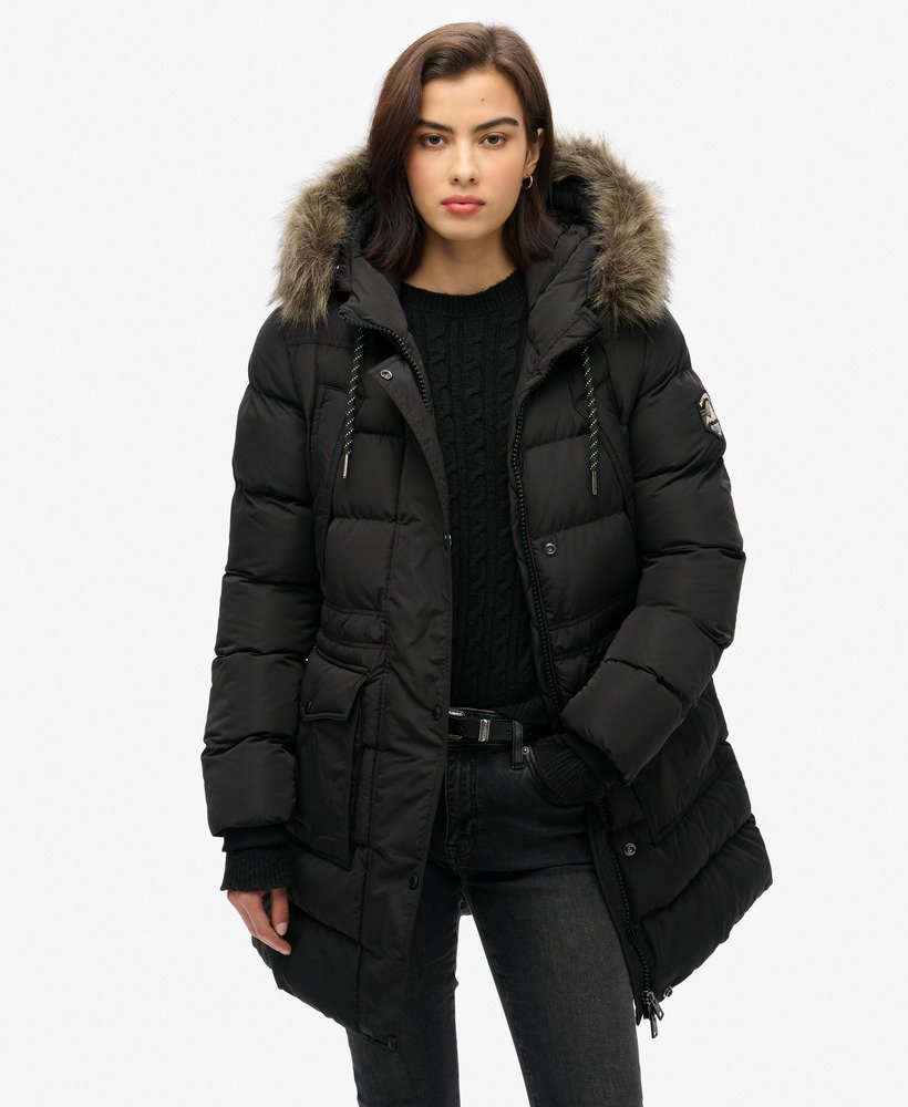 casaco puffer everest mid com forro de pele sintética na cor preta.