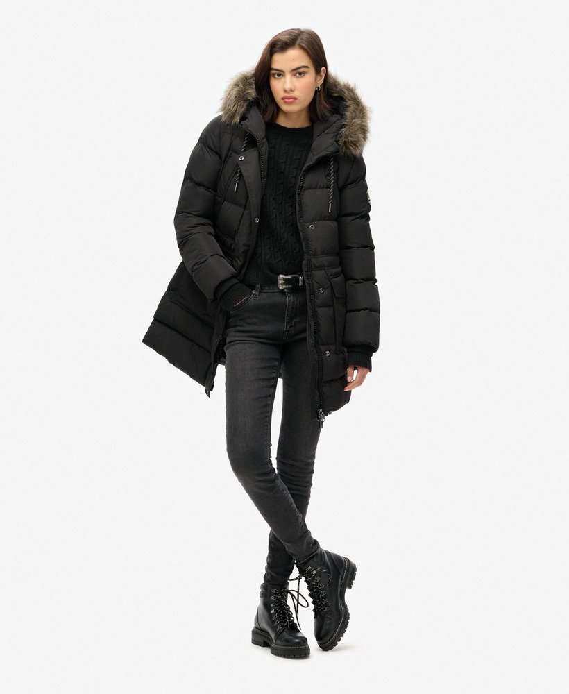 casaco puffer everest mid com forro de pele sintética na cor preta.