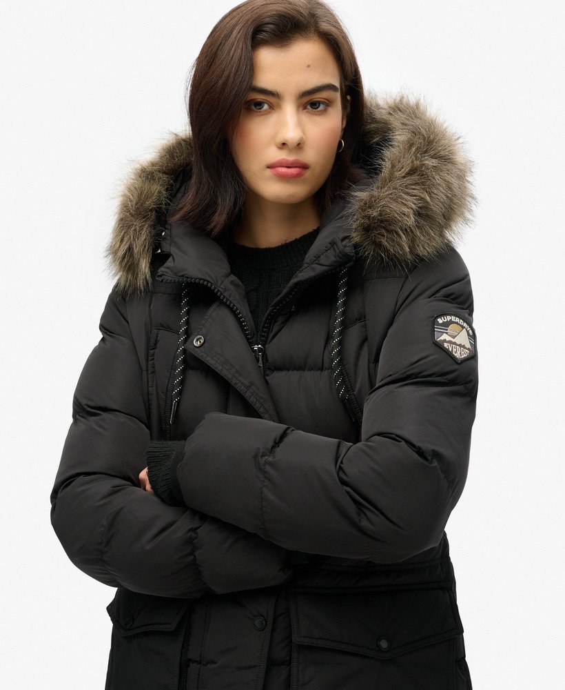 casaco puffer everest mid com forro de pele sintética na cor preta.