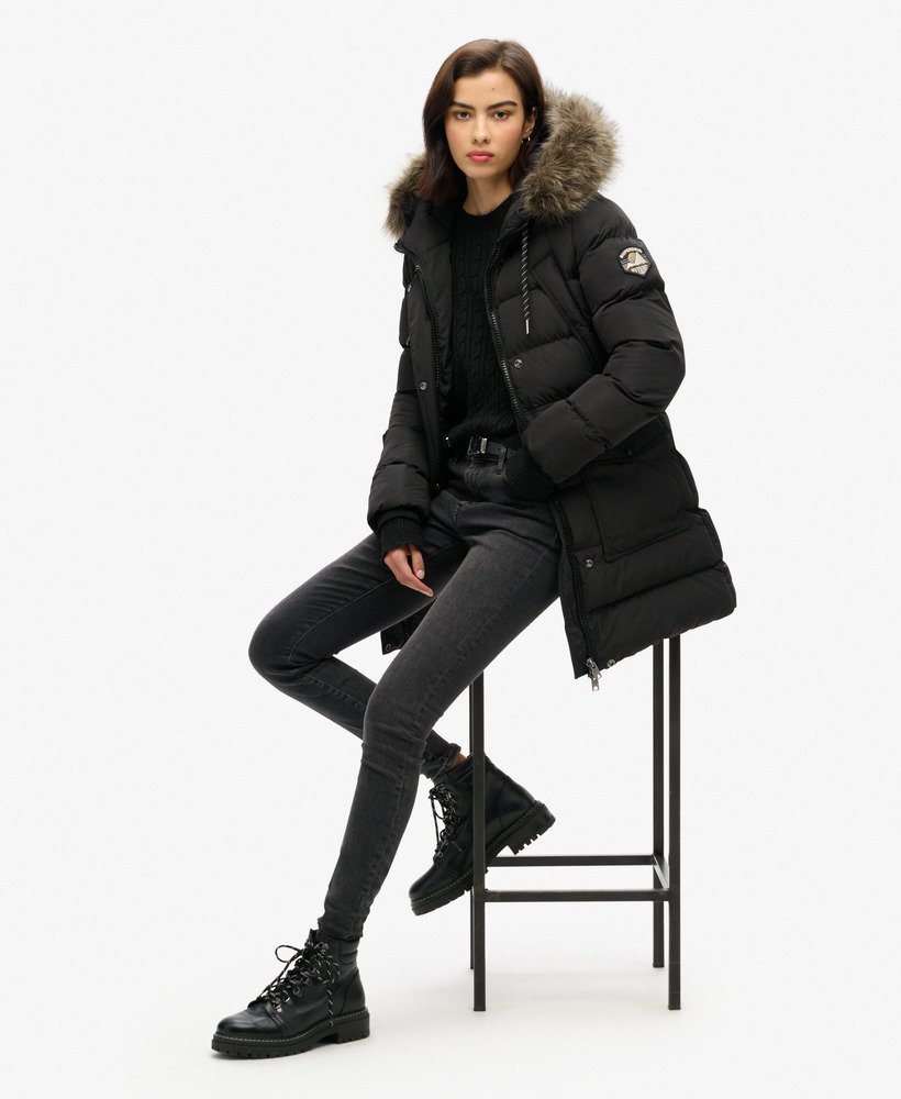 casaco puffer everest mid com forro de pele sintética na cor preta.