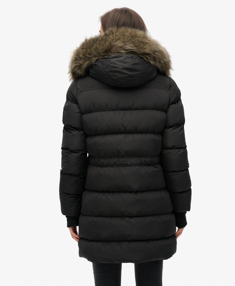 casaco puffer everest mid com forro de pele sintética na cor preta.