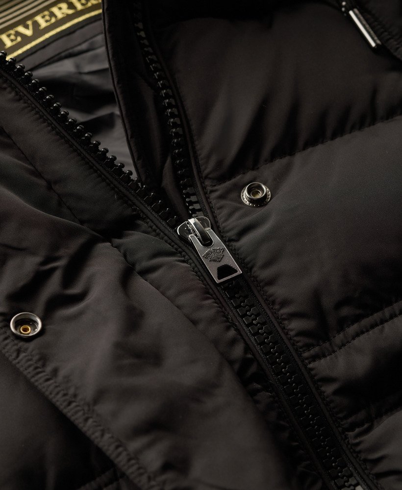 casaco puffer everest mid com forro de pele sintética na cor preta.