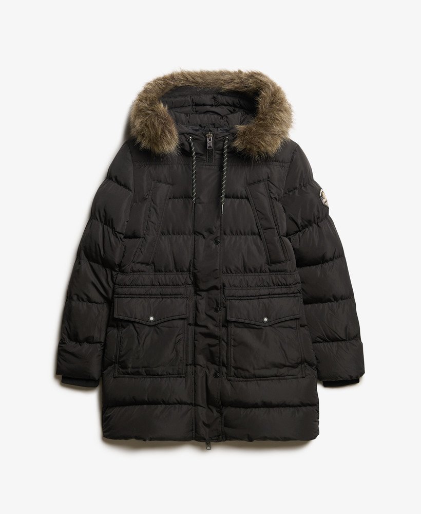 casaco puffer everest mid com forro de pele sintética na cor preta.