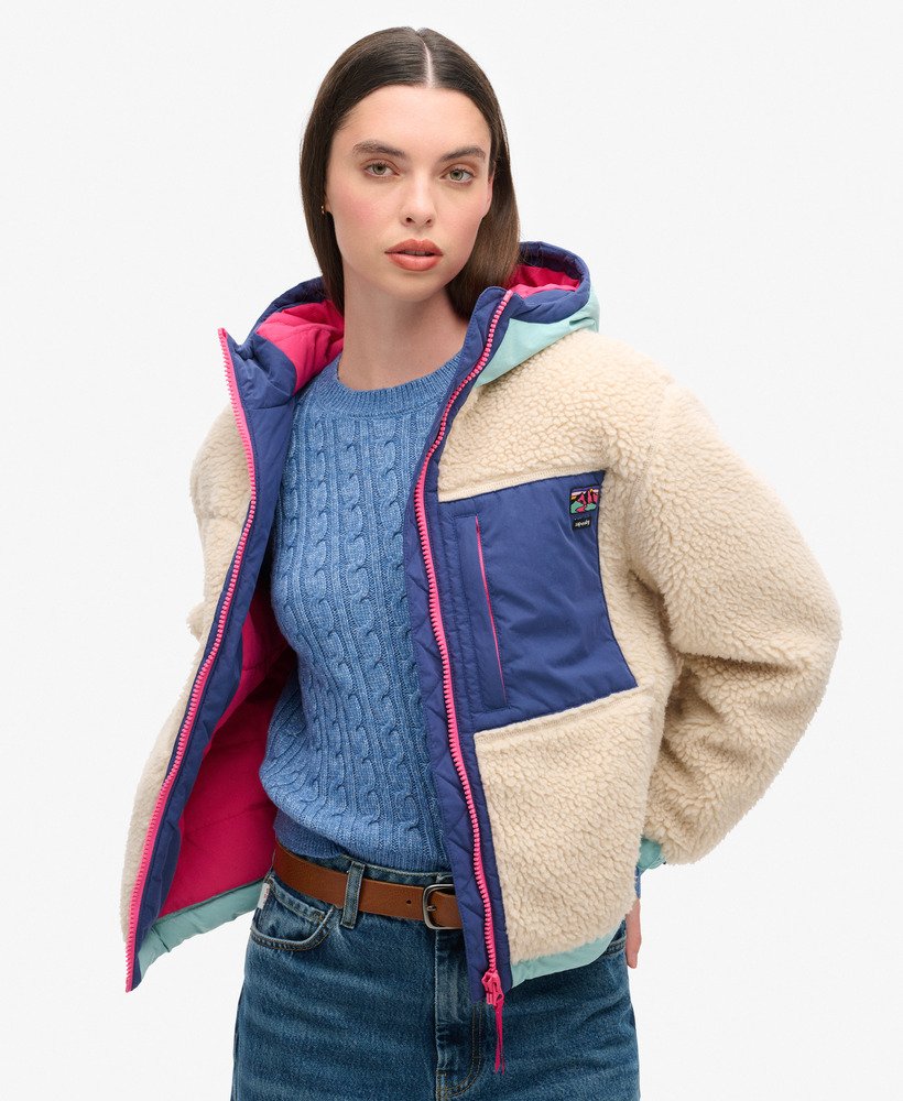 jaqueta vintage com capuz em sherpa na cor cru vintage.