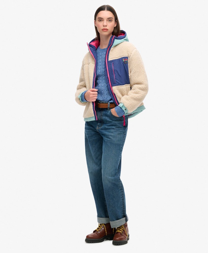 jaqueta vintage com capuz em sherpa na cor cru vintage.