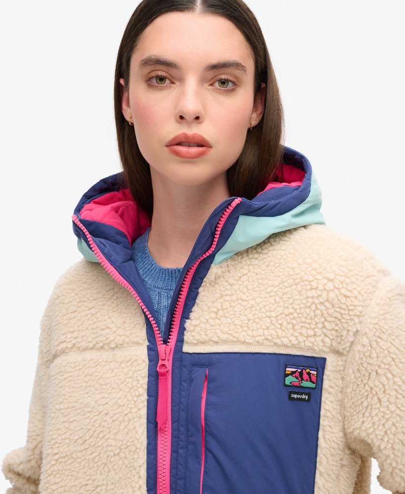 jaqueta vintage com capuz em sherpa na cor cru vintage.