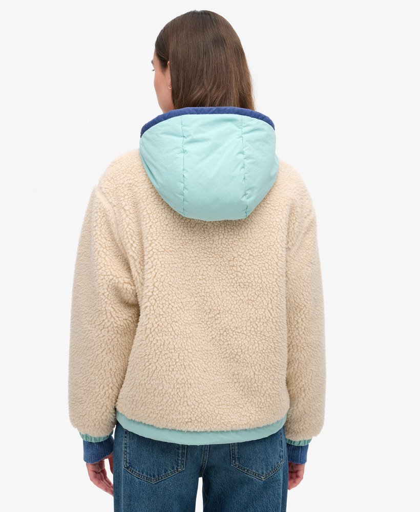 jaqueta vintage com capuz em sherpa na cor cru vintage.