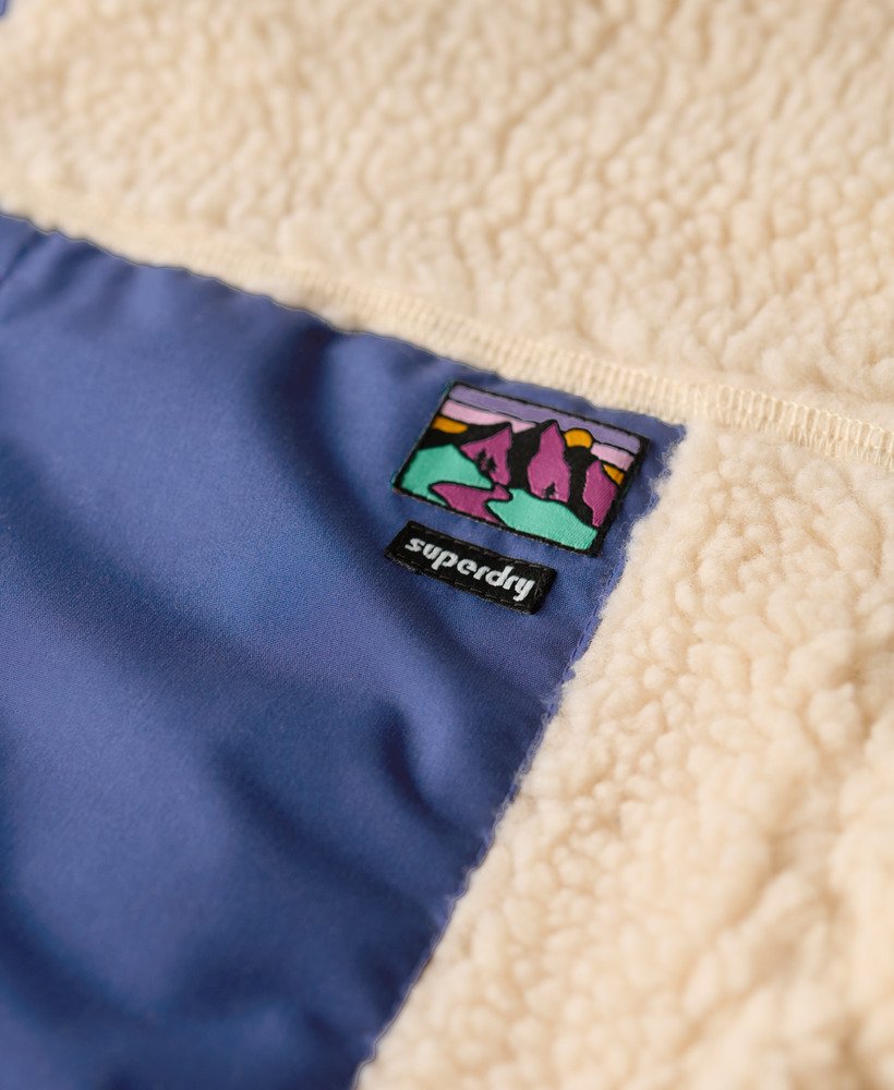 jaqueta vintage com capuz em sherpa na cor cru vintage.