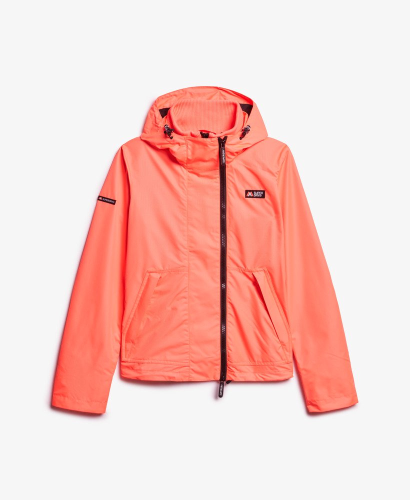 jaqueta corta-vento com capuz para montanha na cor coral pastel.
