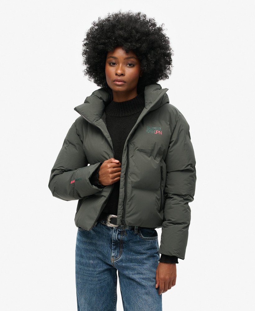 jaqueta puffer boxy com capuz na cor verde esmalte.