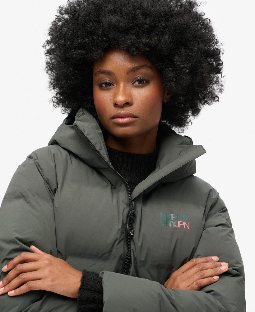 jaqueta puffer boxy com capuz na cor verde esmalte.