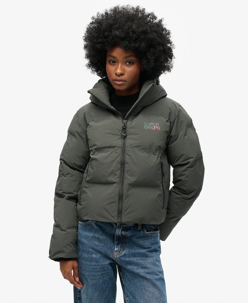 jaqueta puffer boxy com capuz na cor verde esmalte.