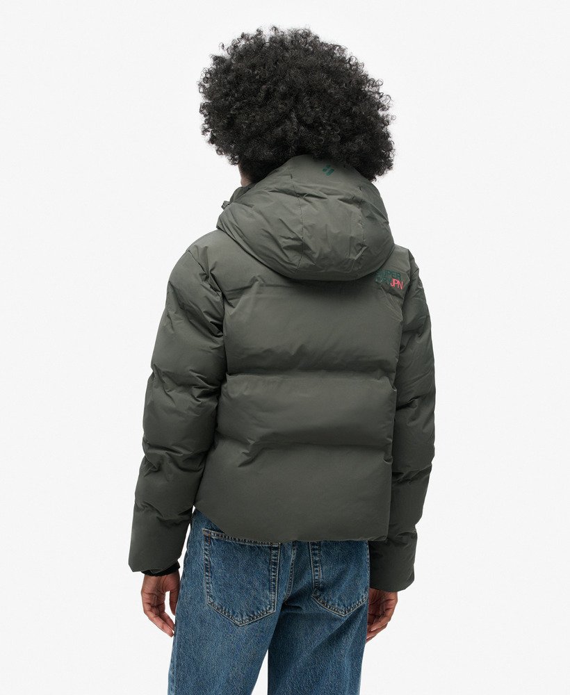 jaqueta puffer boxy com capuz na cor verde esmalte.