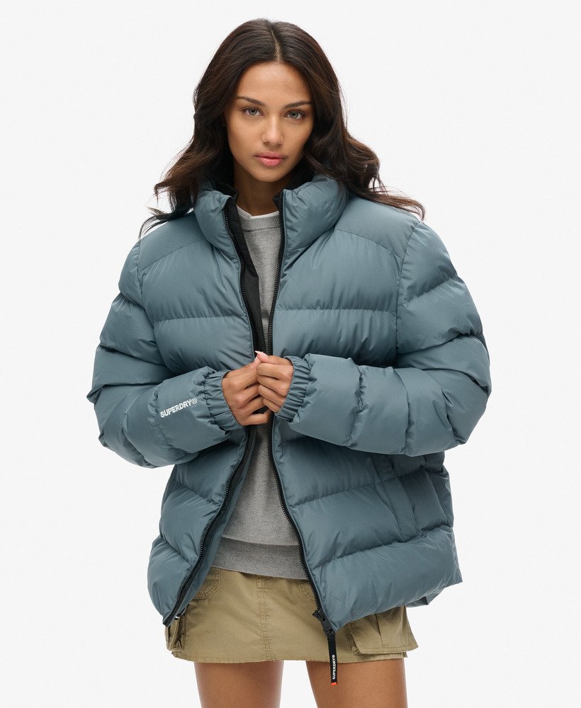 jaqueta puffer esportiva oversized na cor azul tempestade.