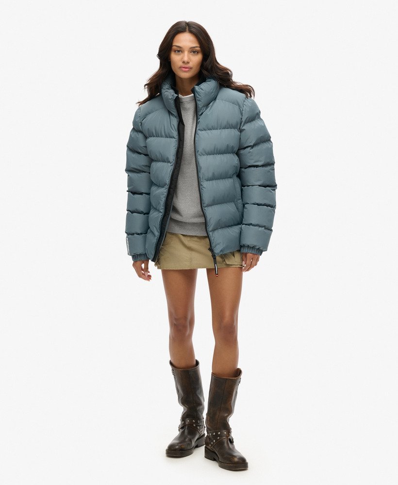 jaqueta puffer esportiva oversized na cor azul tempestade.